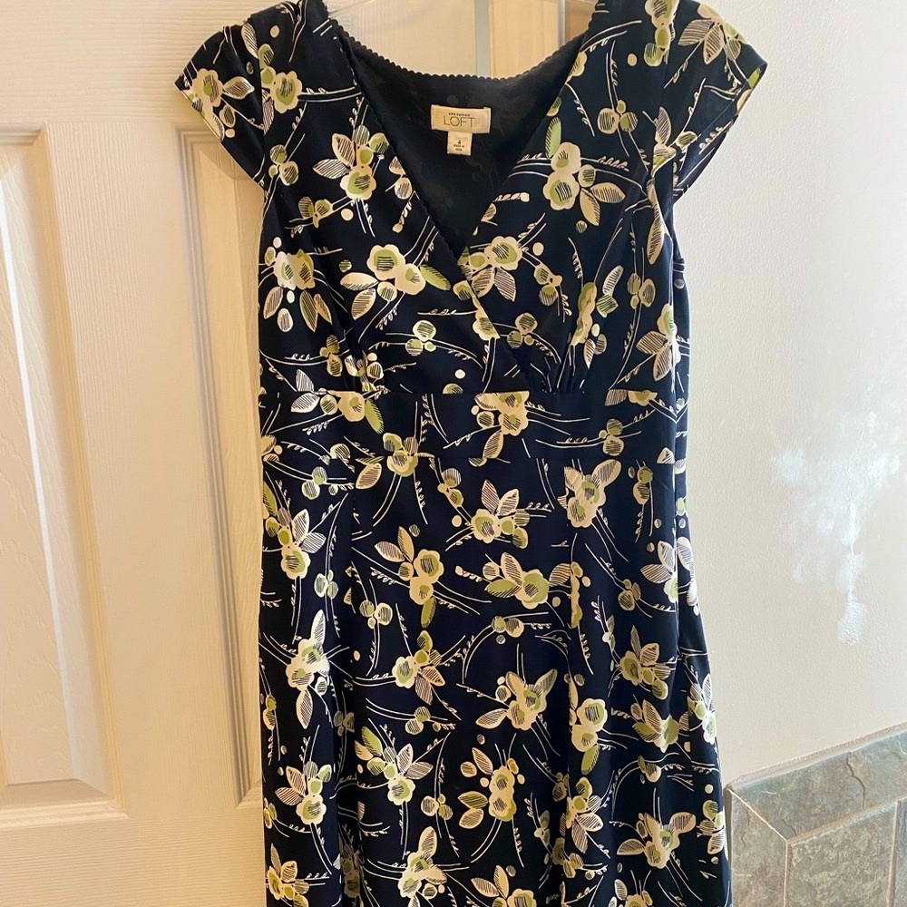 Ann Taylor Loft print dress size Small. So well made and looks so great on.